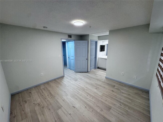 Building Photo - 2881 NE 185th St