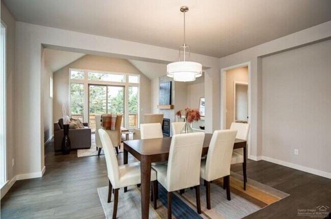 Building Photo - Stunning home NE Bend
