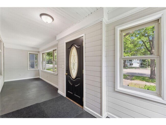 Building Photo - Beautiful 5 Bedroom 3 Bathroom House in MacGroveland