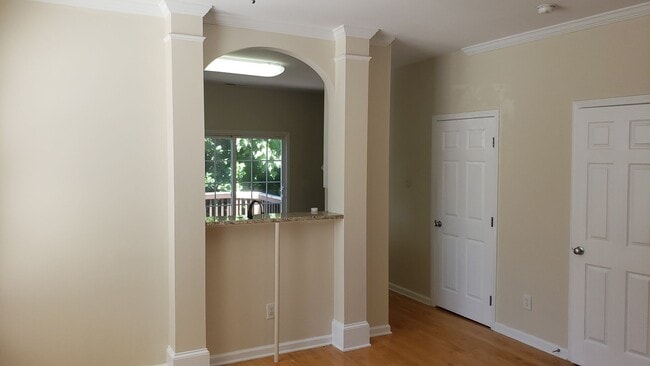 Building Photo - Fabulous 3br 3.5ba End Unit TH in Cornerst...
