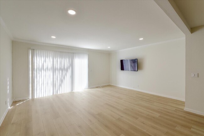 Building Photo - 2940 N Verdugo Rd
