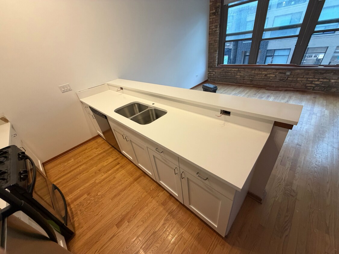 Building Photo - Gorgeous 2 Bedroom Apartment in Avondale - Laundry In Unit!