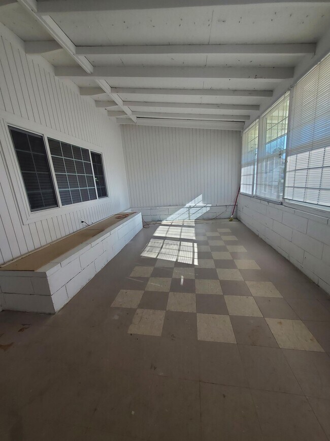 Building Photo - 451 Neil Dr
