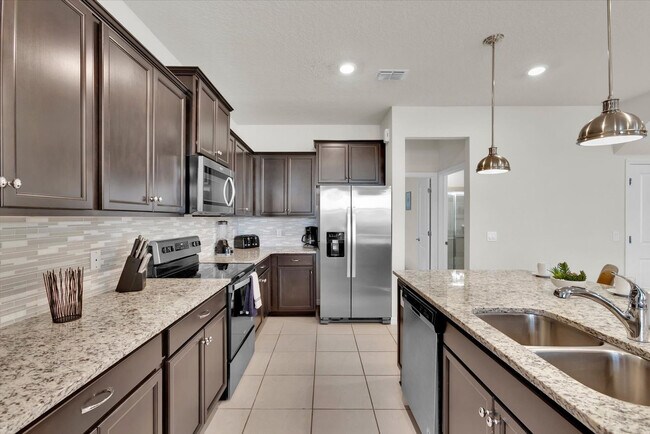 Building Photo - 1811 Summer Dr