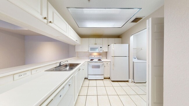 Foto del edificio - 2Bd /2Ba Condo with Stunning Lake Views!  ...