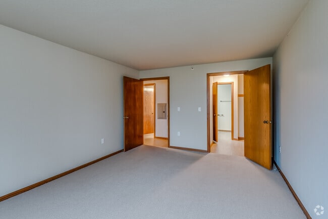 2 BR, 2 BA - 1,300SF - Parkwood Lake Apartments
