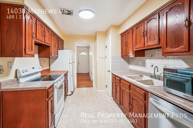 Foto del edificio - 14030 Mathews Dr