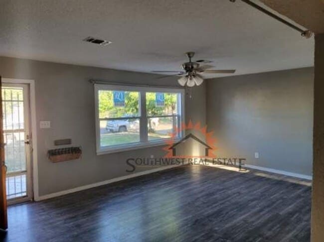 Building Photo - Nicely updated 2 bedroom 1 bathroom home.