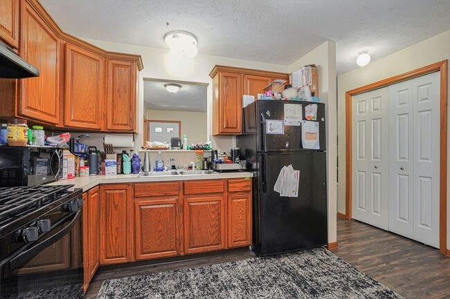 Building Photo - AVAILABLE NOW! 3 Bedroom, 1.5 Bath House in Grand Rapids