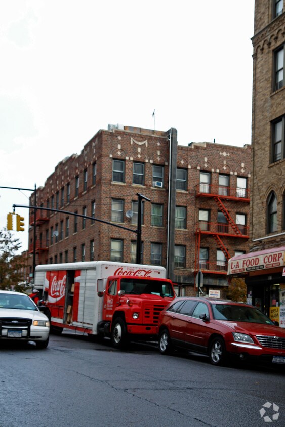 Primary Photo - 281 Crown St