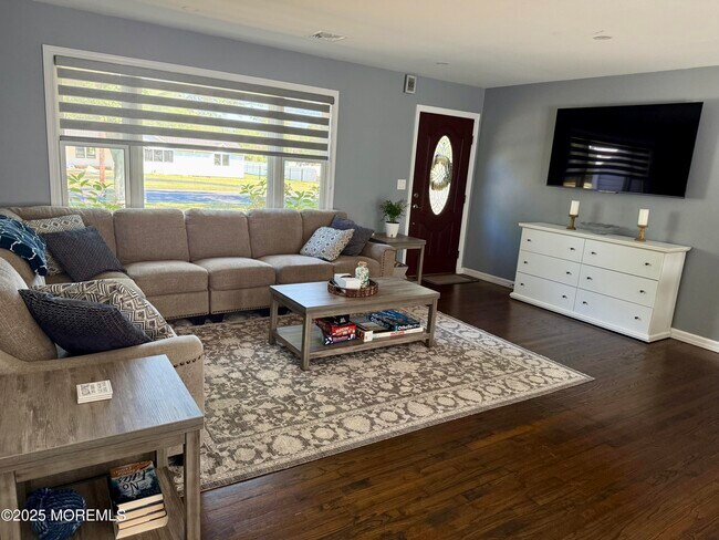Foto del edificio - 484 Branchport Ave