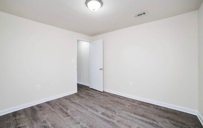 Building Photo - 4543 Kingston Rd