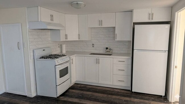 Building Photo - 7 Balmoral Av
