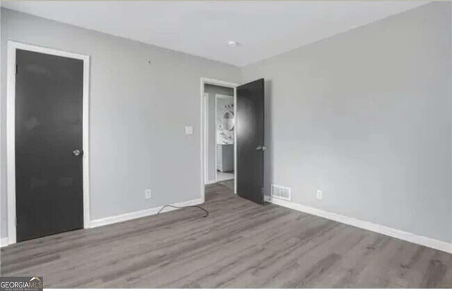 Foto del edificio - 1275 E Washington Ave
