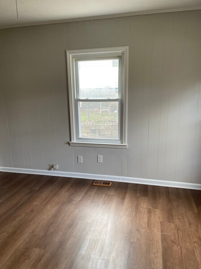 Building Photo - 1405 W Walnut Ave