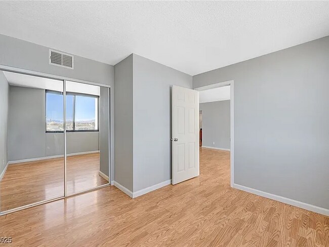 Foto del edificio - Enjoy resort-style living in this 2 Bed 2 Bath Condo with Stunning Strip Views in the Wimbledon C...