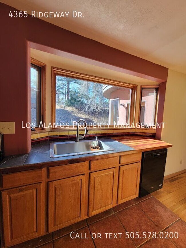 Foto del edificio - 4365 Ridgeway Dr