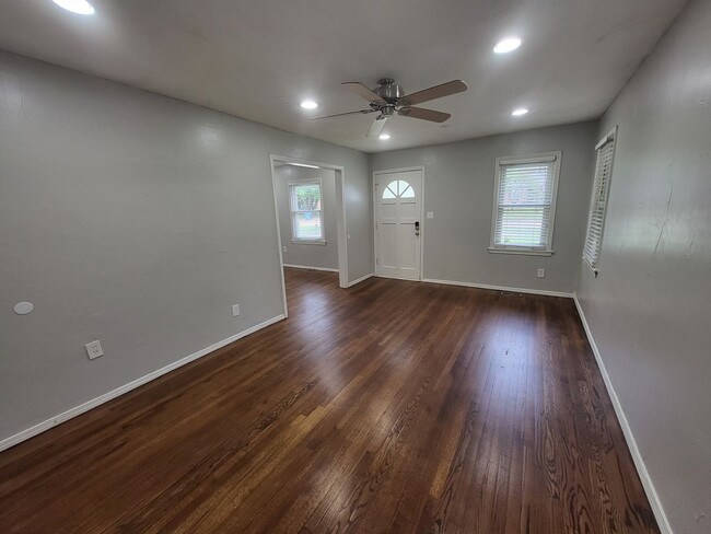 Building Photo - Remodeled 2 bedroom, 1 bathroom house in C...