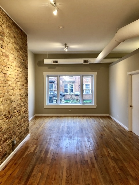 Building Photo - 3136 W Montrose Ave