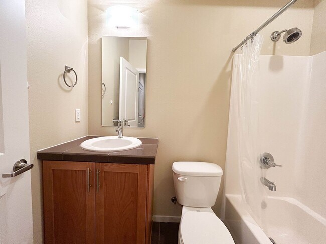 Foto del edificio - Spacious 3BR/3.5BA Townhome in Desirable E...