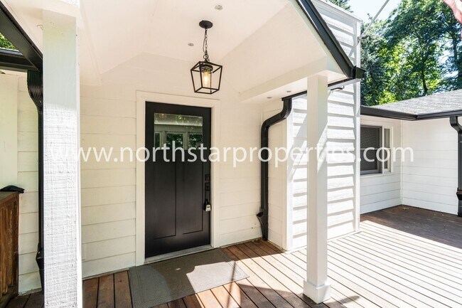 Building Photo - Charming Lake Oswego Cottage