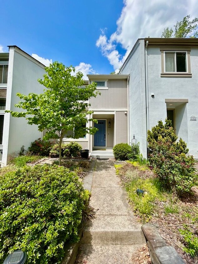 Foto principal - Welcome to this Lovely Home in Reston, VA!