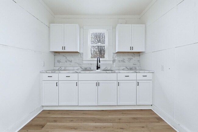 Foto del edificio - Stylishly Renovated 4 Bed, 1 Bath