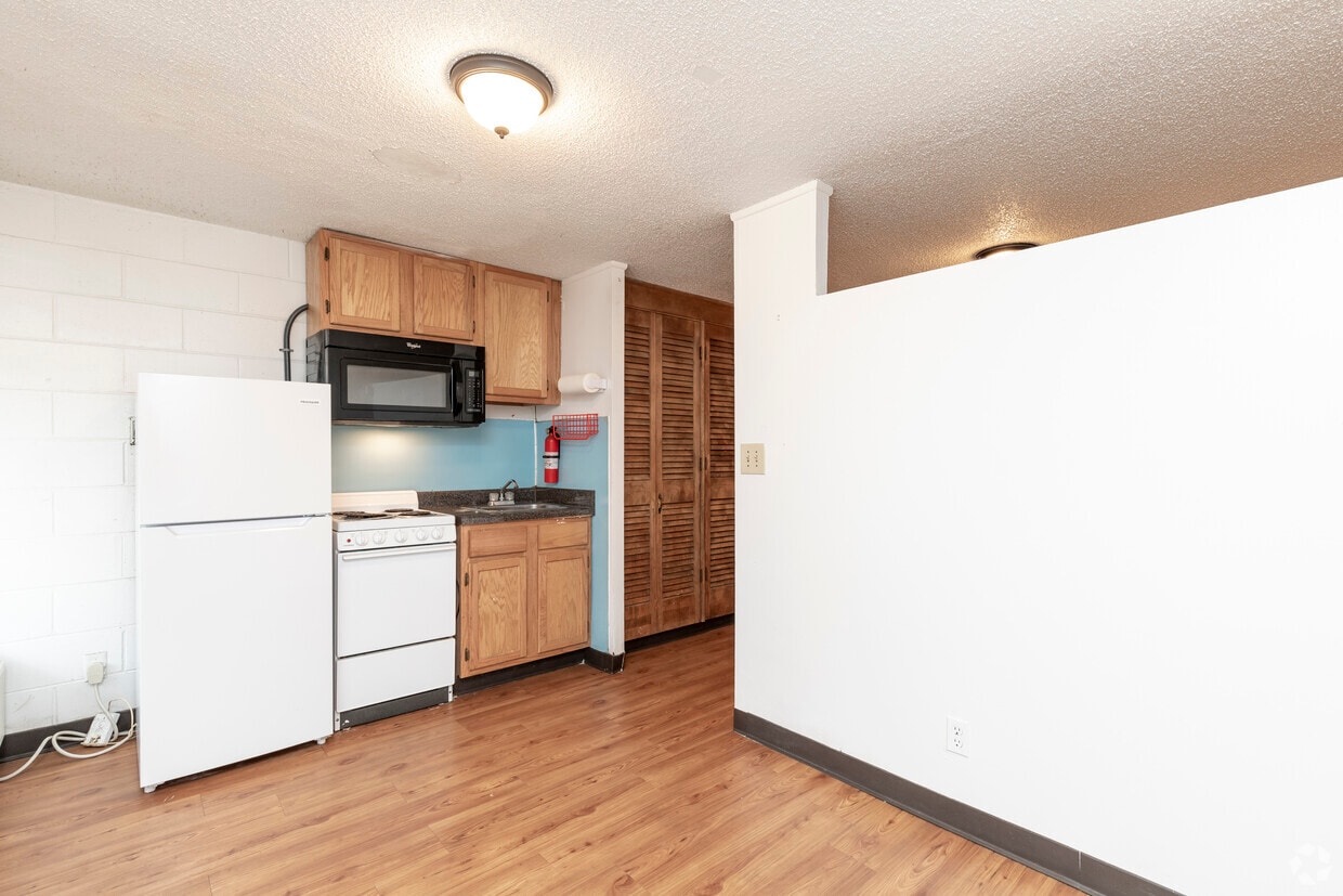 1BR, 1BA - 300 SF - Cobblestone Court