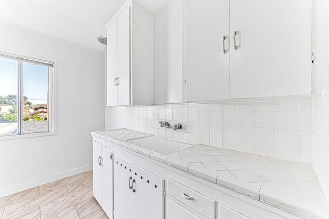 Foto del edificio - 530 W 9th St