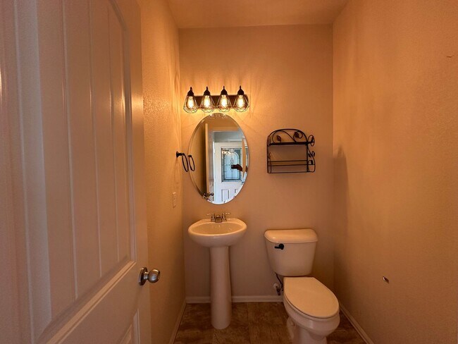 Building Photo - Amazing 3/3/2 Town Home in Gated Community!!!