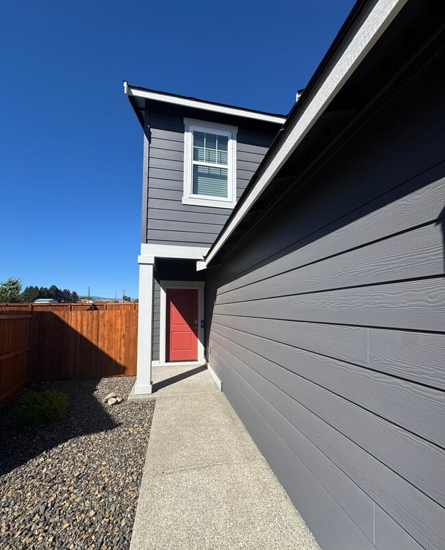 Building Photo - Pet-Friendly 3 Bed Home on Cul-de-Sac