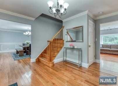 Building Photo - 7 Carriage Ct