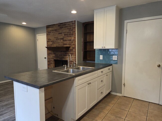 Building Photo - 507 Peppertree Ln