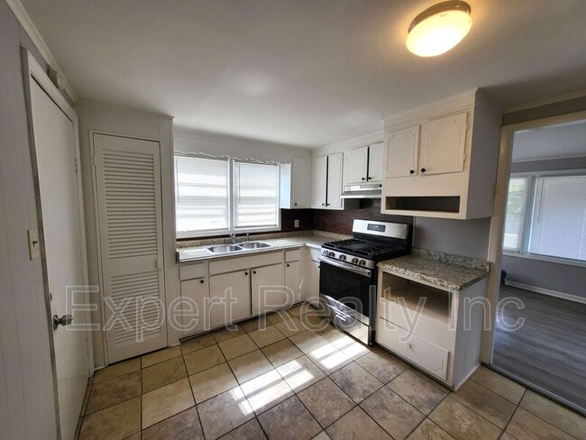 Building Photo - 203 Silver Leaf Dr