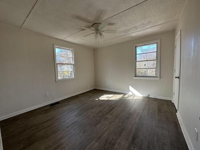 Building Photo - Newly renovated Rental ***