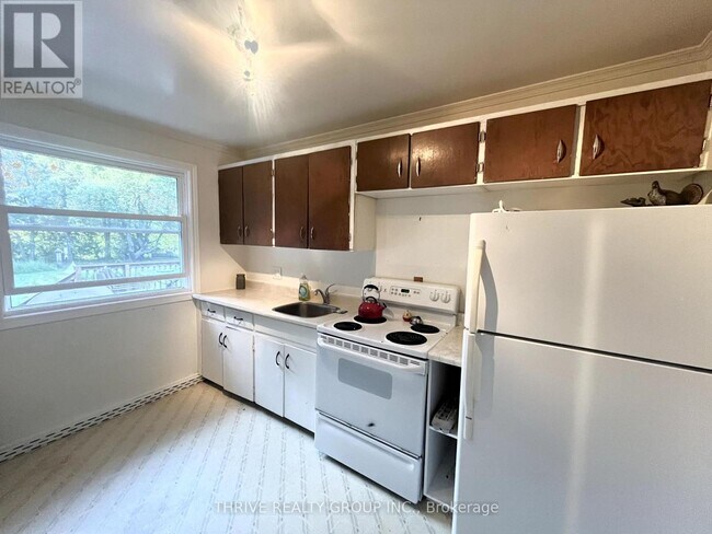 Building Photo - 2832-2832 Sunningdale Rd W