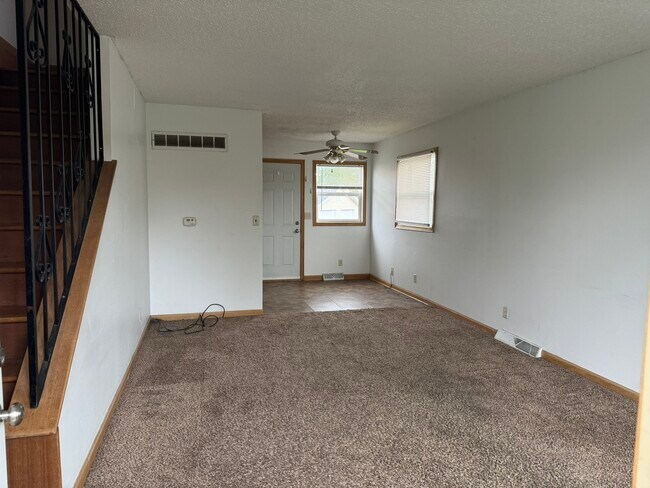 Building Photo - 11 Manor Dr