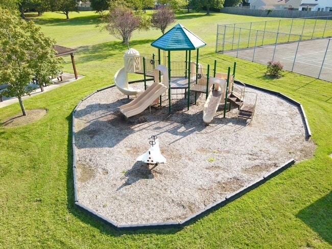 Foto del edificio - COMPLETELY Updated & Ready 08-21-26!! Sparkling Community Pool - Pet Friendly - Fenced Backyard!