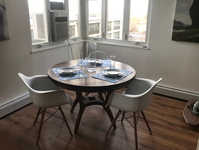 Dinning - 708 W Bittersweet Pl