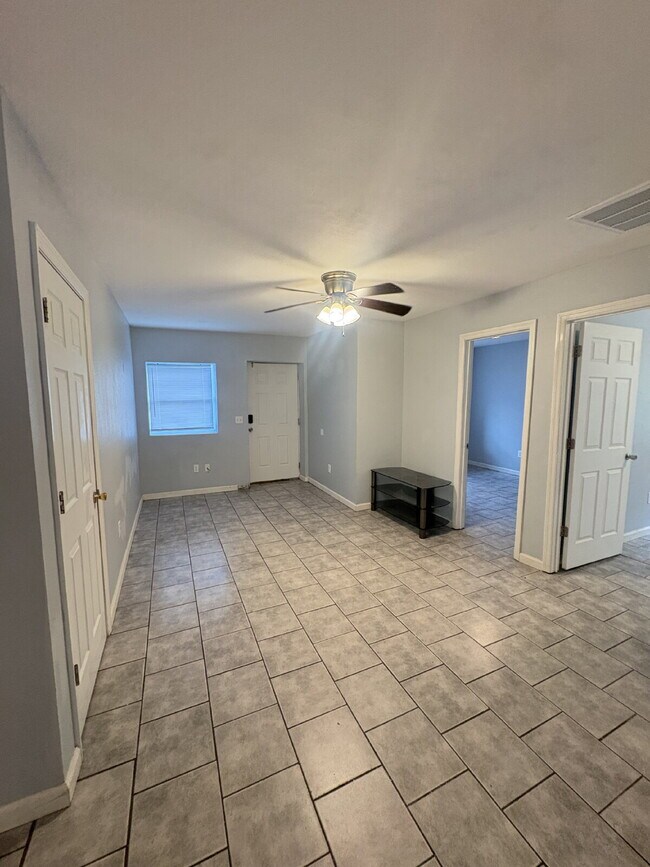 Foto del edificio - Open floor plan, four-bedroom two-bathroom with washer and dryer