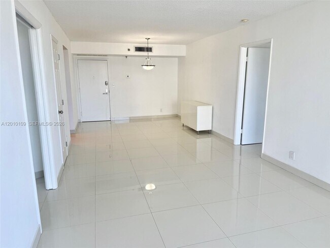 Foto del edificio - 3300 NE 192 St