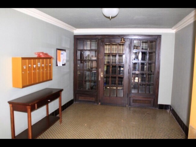 Foto del edificio - 824 Washington Blvd