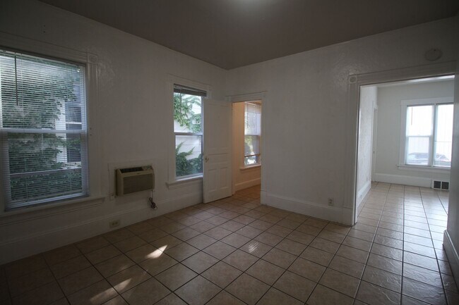 Building Photo - Charming 2-Bedroom Duplex for Rent! State ...