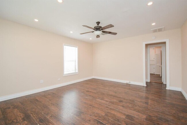 Building Photo - 3625 Sauer St