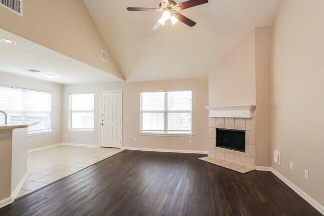 Foto del edificio - 3230 Candlepine Dr