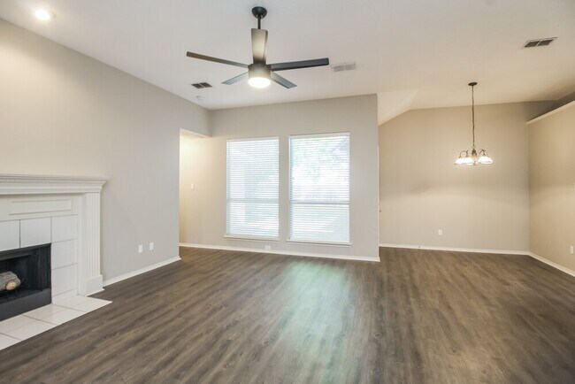 Foto del edificio - 2721 Creek Crossing Rd