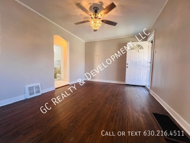 Foto del edificio - *** 4 BDRM - 1.5 BTH / W&D HOOKUPS / HARDW...