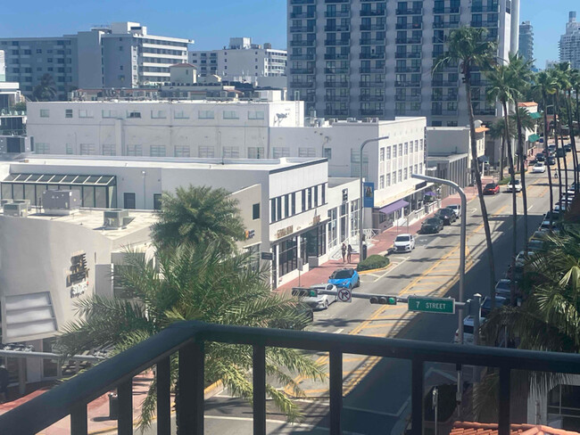 Building Photo - 720 Collins Ave