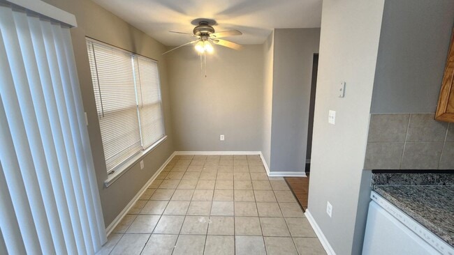 Building Photo - Beautiful 3 Bedroom 1.5 Bathroom Town Home