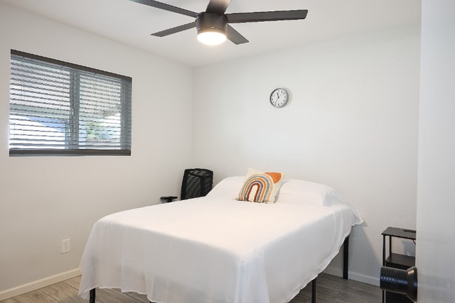 Building Photo - 3011 Pine Tree Dr